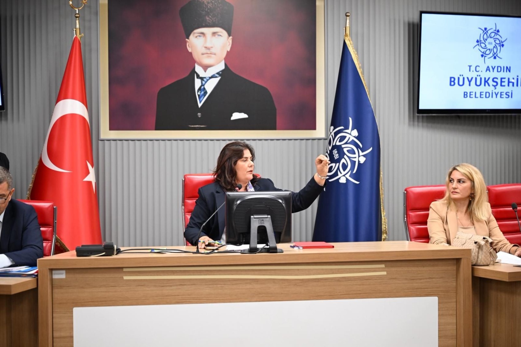 AKP’de Özlem Çerçioğlu krizi: O ismi Ali Yerlikaya’ya şikayet etti!