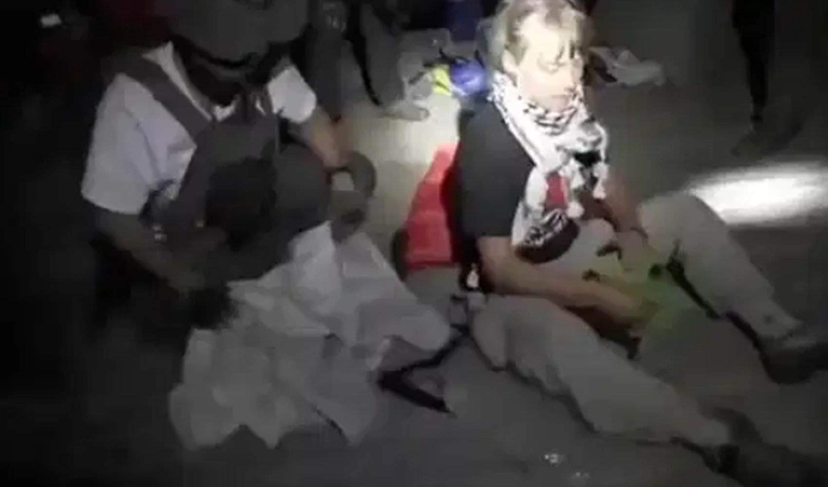 İsrail'in alıkoyduğu aktivist Greta Thunberg’e kötü muamele: Bayrağı öptürdüler
