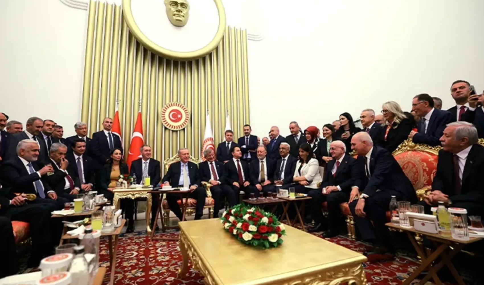 Meclis resepsiyonundaki fotoğraf gerginliği: Partilerden peş peşe açıklamalar geldi