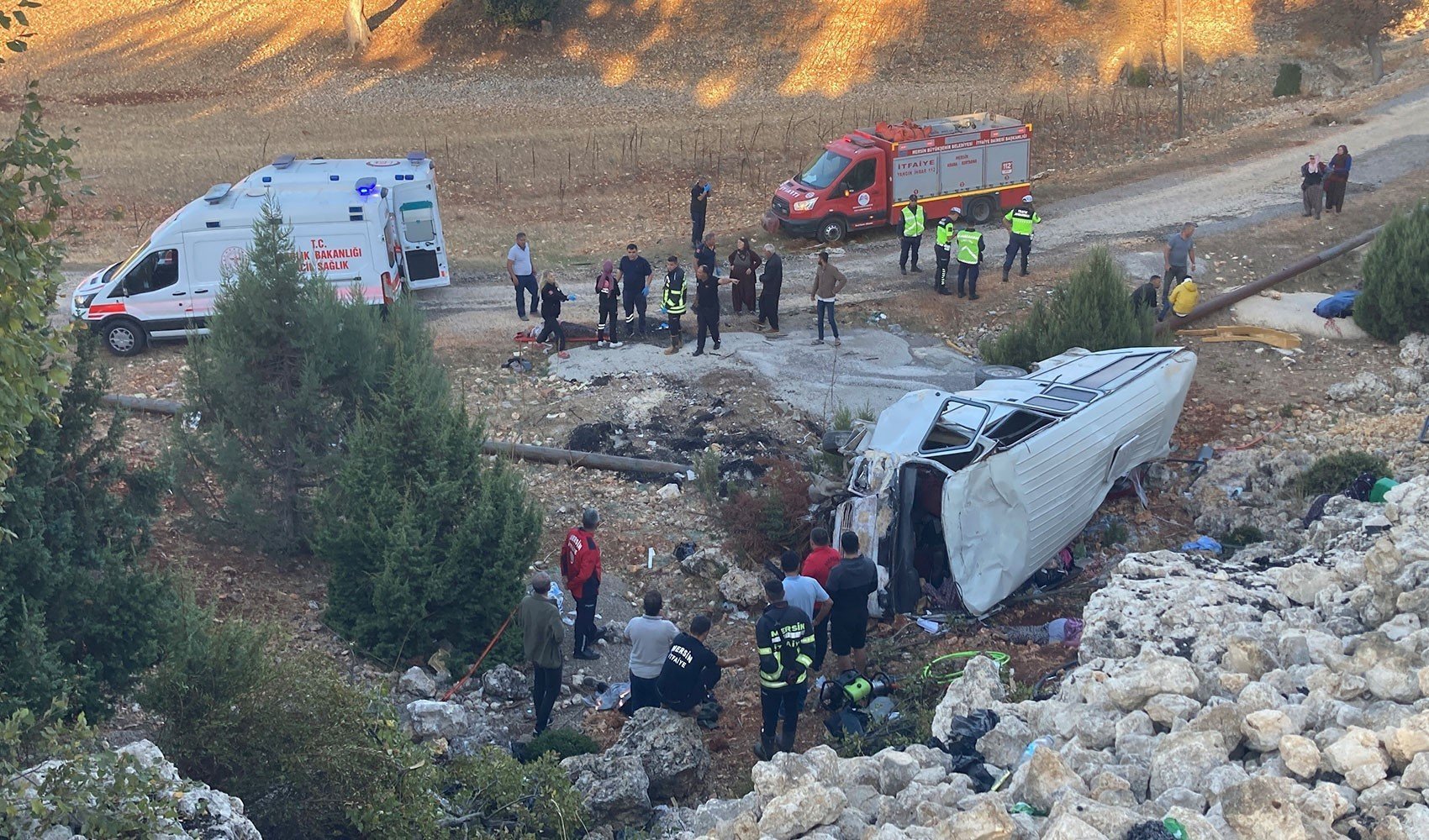Mersin’de tarım işçilerini taşıyan minibüs şarampole yuvarlandı! Çok sayıda ölü ve yaralı var
