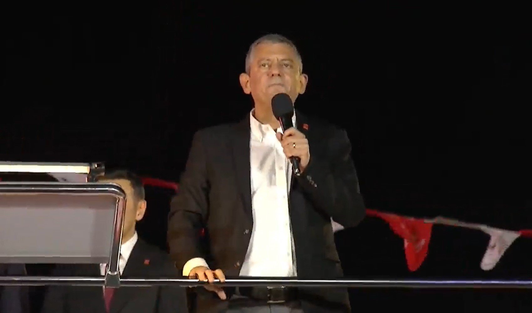 Özgür Özel'den Erdoğan'a gönderme: Arkadaşlarımız, bin odalı saraylarında panik halindeki rakiplerine korku salıyor