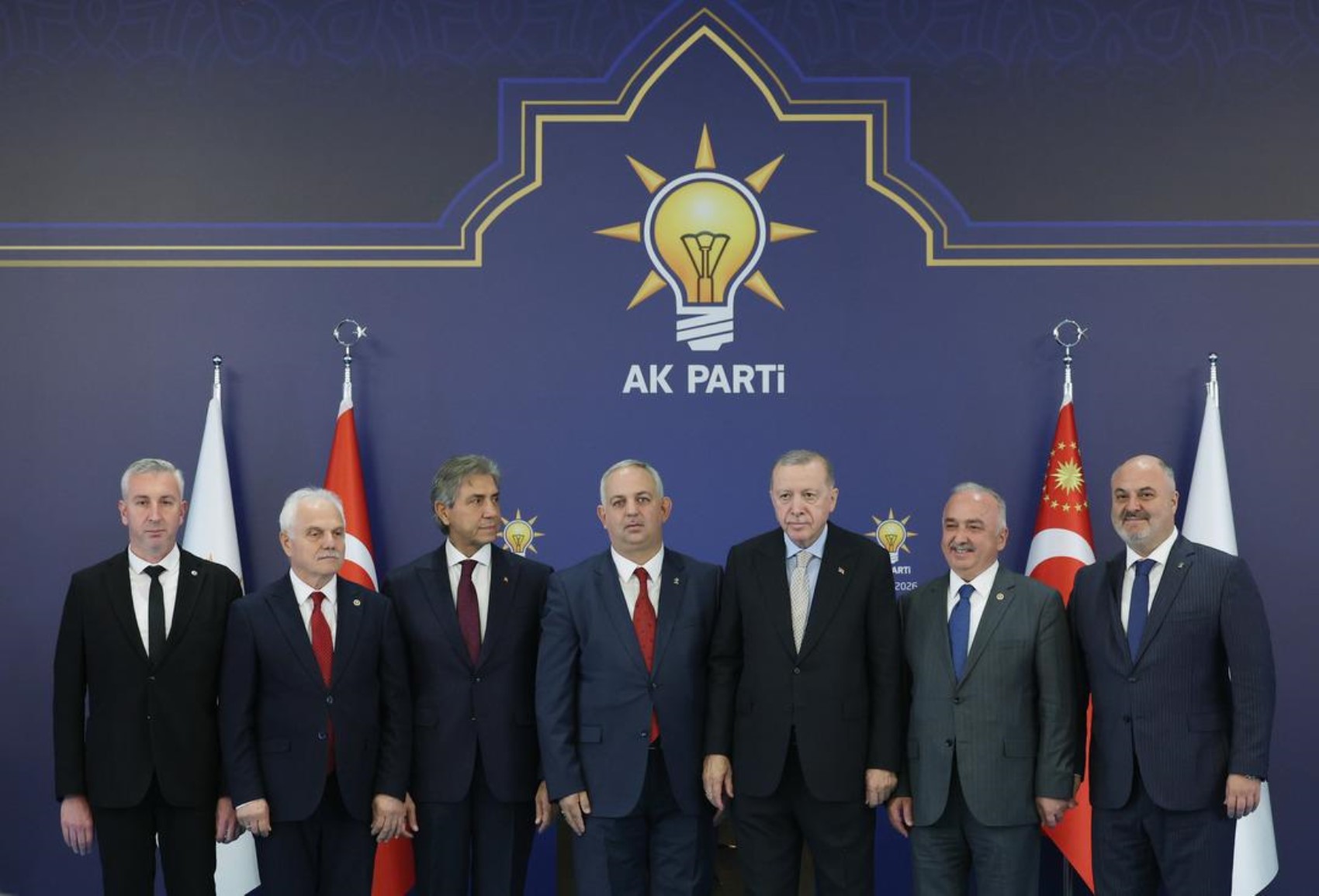 Rozetlerini Erdoğan taktı: 7 belediye başkanı resmen AKP'ye geçti!