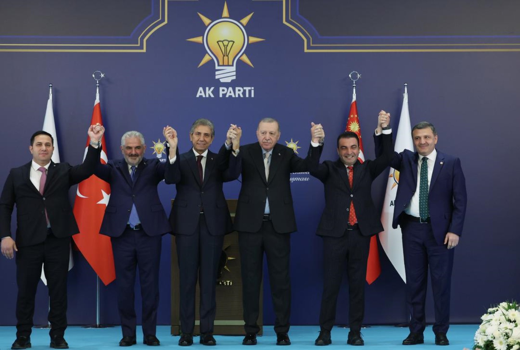 Rozetlerini Erdoğan taktı: 7 belediye başkanı resmen AKP'ye geçti!