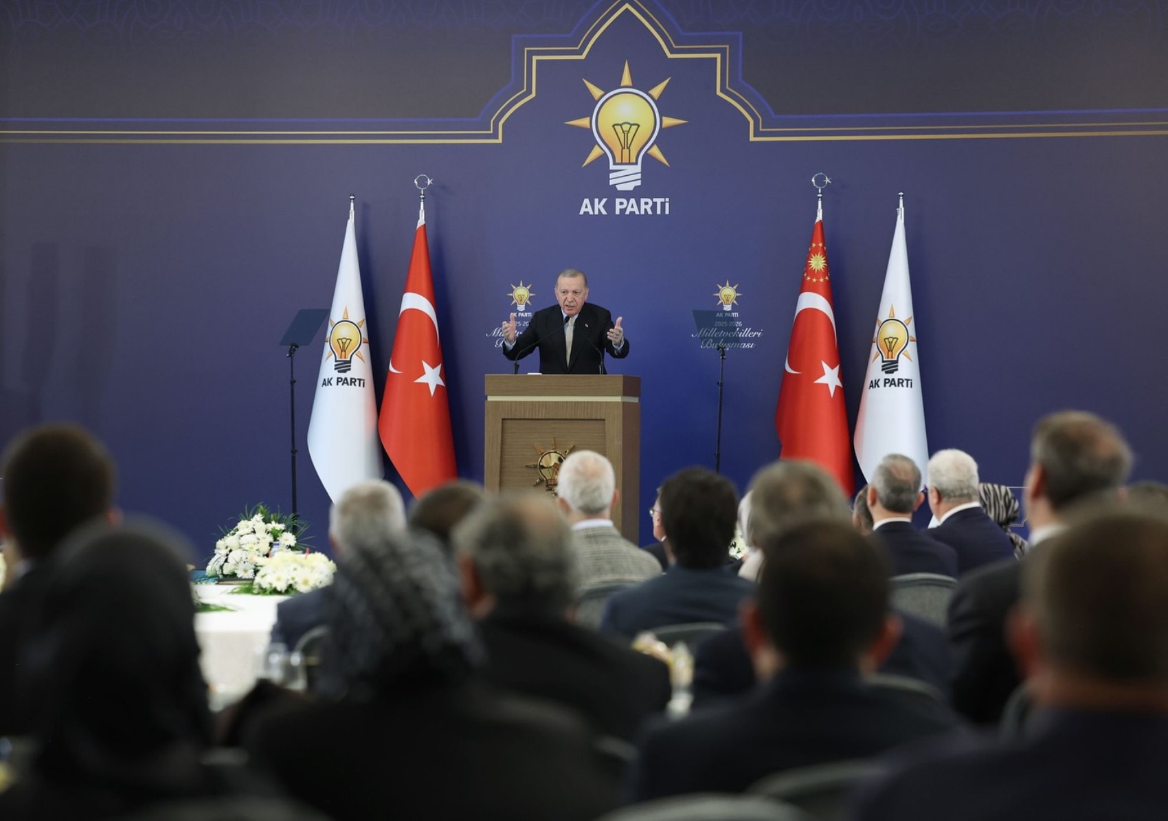 Rozetlerini Erdoğan taktı: 7 belediye başkanı resmen AKP'ye geçti!