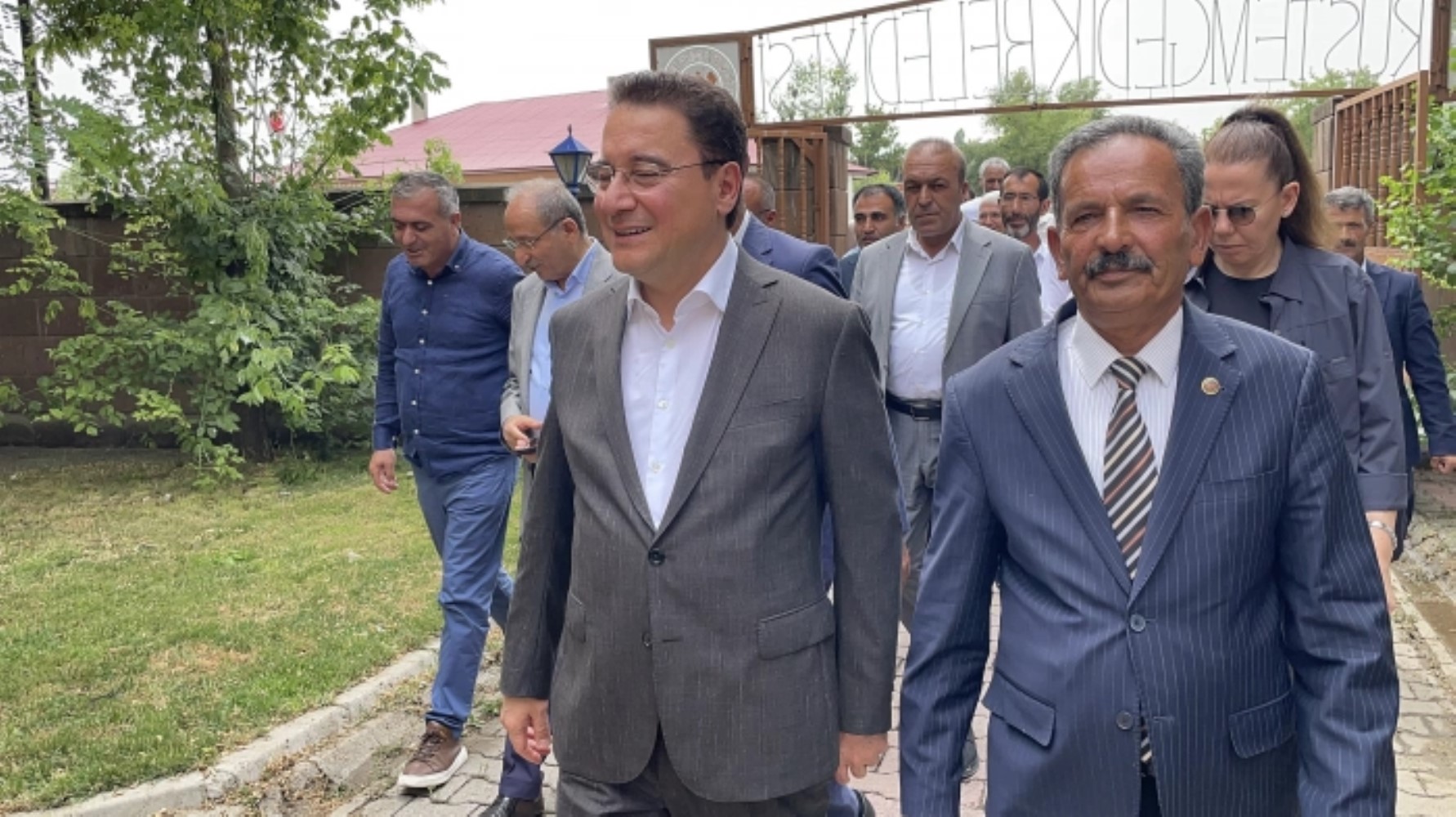 Rozetlerini Erdoğan taktı: 7 belediye başkanı resmen AKP'ye geçti!