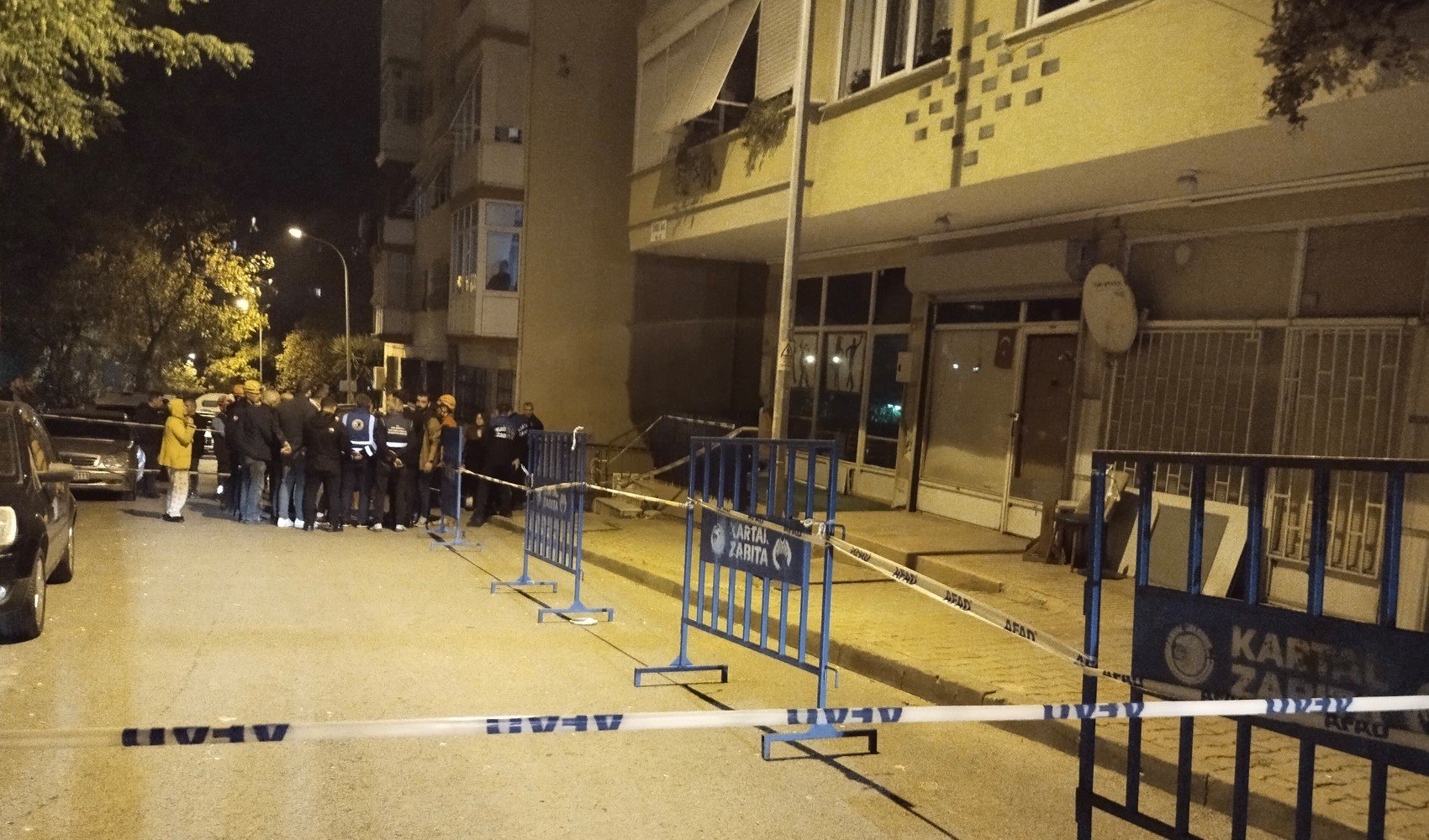 Kartal’da binanın kolonlarında çatlaklar oluştu: Bina tahliye edildi