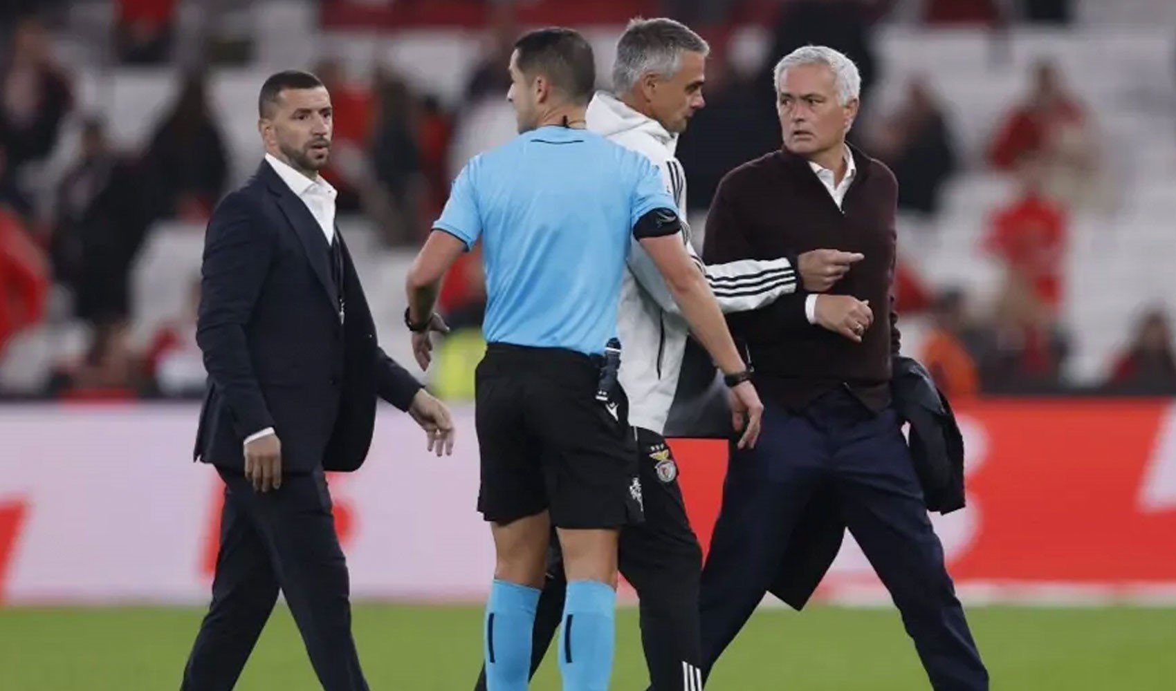Benfica yine kazanamadı: Maç bitti, Mourinho hakemin üzerine yürüdü