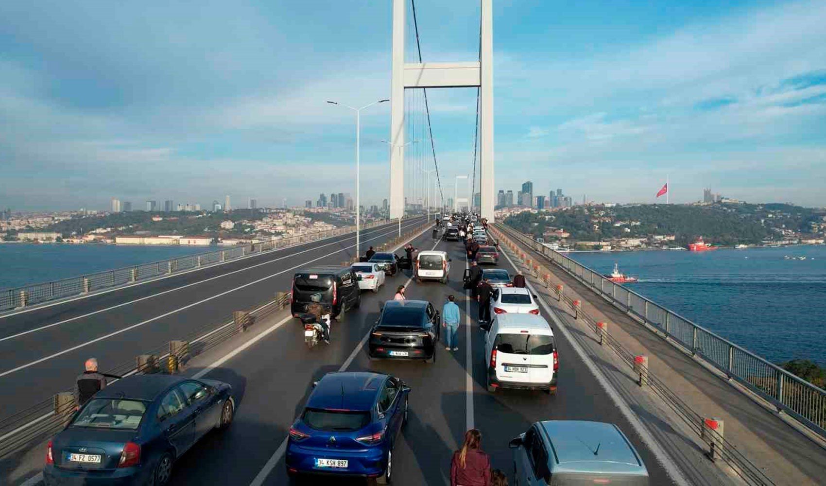 15 Temmuz Şehitler Köprüsü'nde Ata'ya saygı duruşu