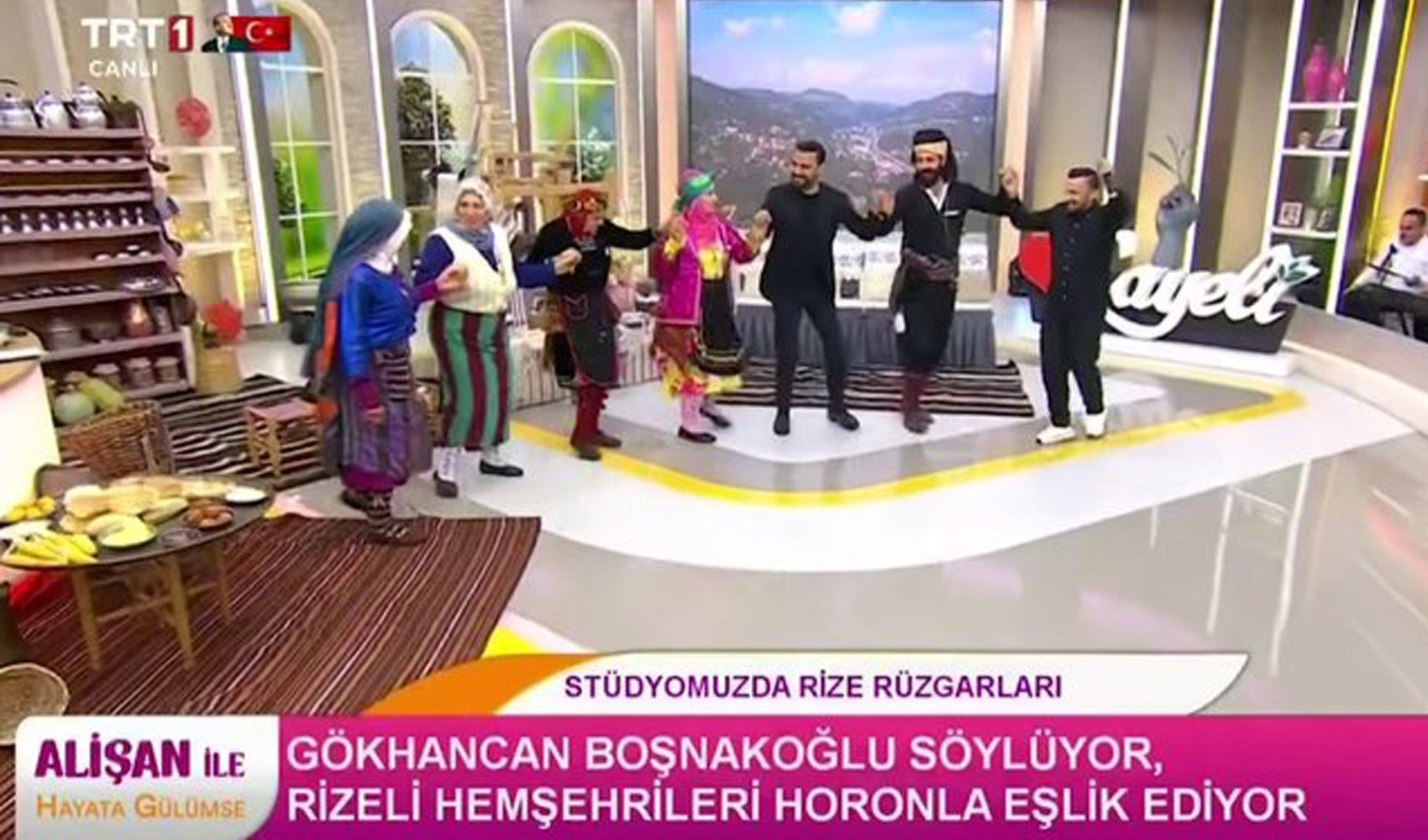 Yurttaşlar Atatürk'ü anarken TRT ekranlarında tepki çeken görüntüler