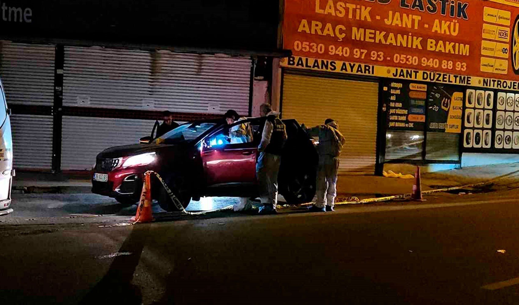 Büyükçekmece'de dehşet: 2 arkadaşını öldürüp 1'ini yaraladı! Saldırgan her yerde aranıyor