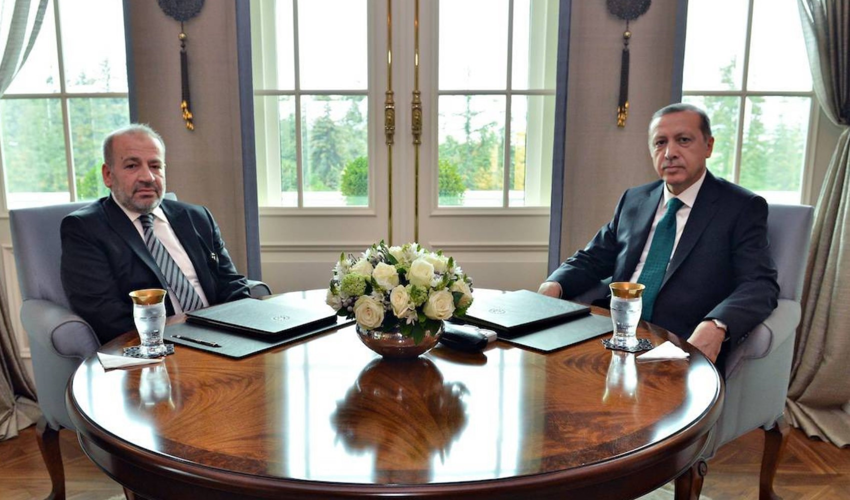 Erdoğan'ın eski danışmanı kazan kaldırdı