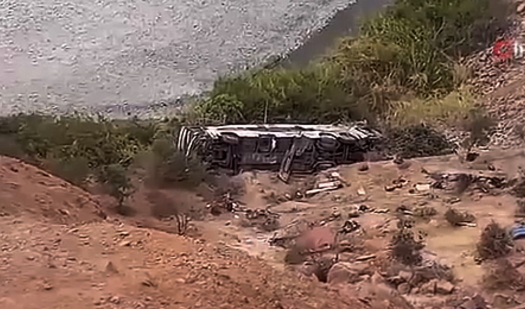 Peru'da kamyonetle çarpışan yolcu otobüsü şarampole yuvarlandı: 37 ölü, 13 yaralı