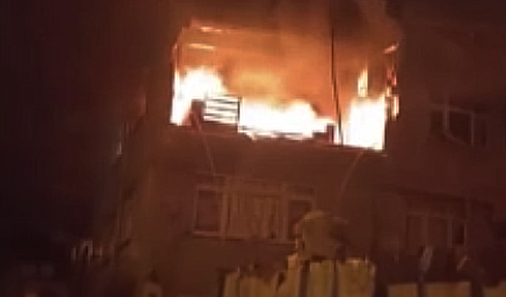 Kağıthane’de bir binada yangın sonrası patlama meydana geldi