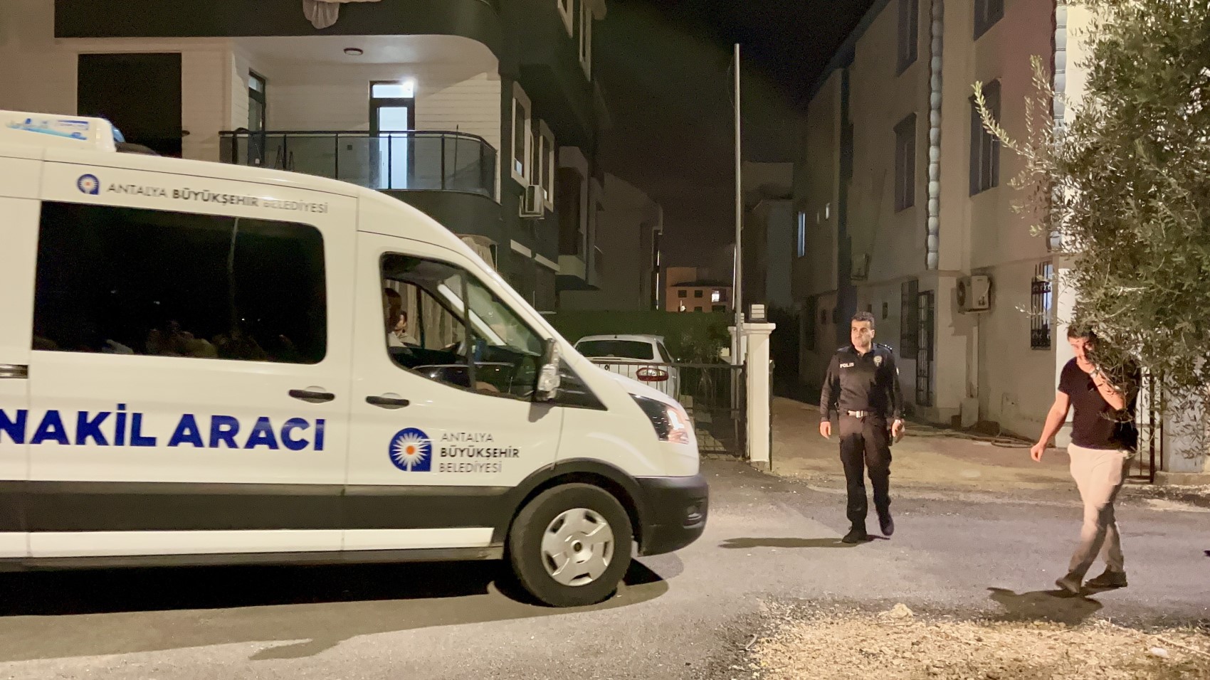 Yıllık izindeki polis memuru dehşet saçtı: Eşi ve 2 kızını öldürdü