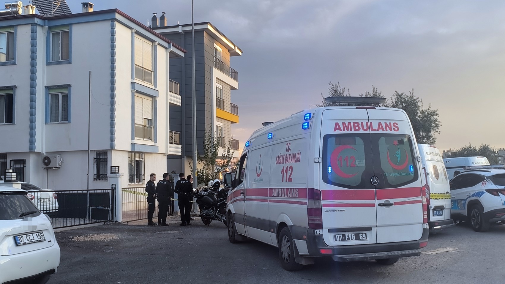 Yıllık izindeki polis memuru dehşet saçtı: Eşi ve 2 kızını öldürdü