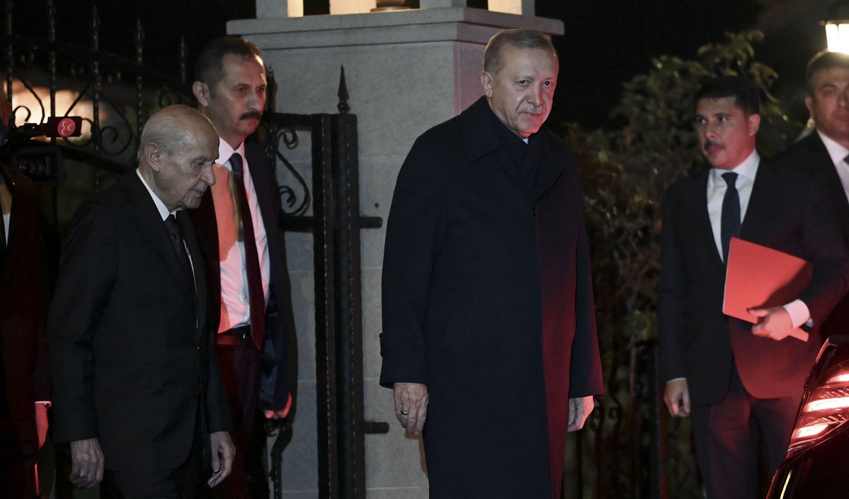 Erdoğan-Bahçeli zirvesinde dikkat çeken ayrıntı! Kırmızı dosyada ne var?