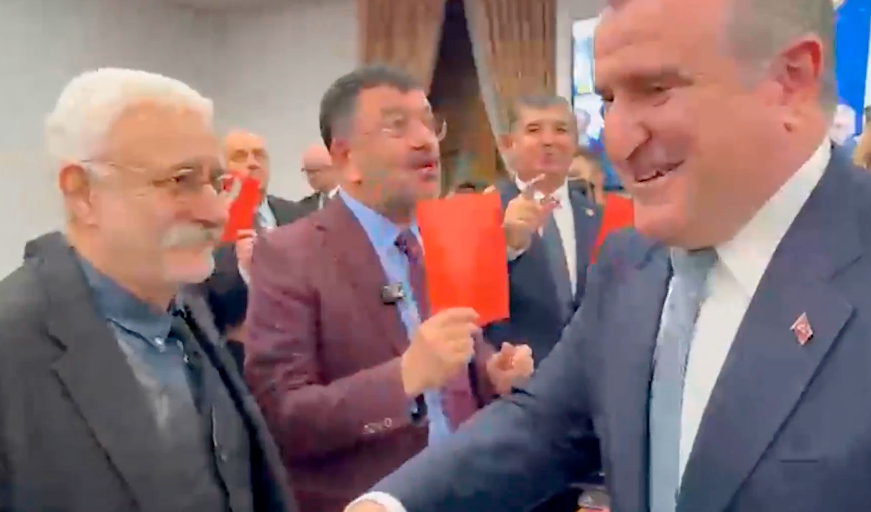 Osman Aşkın Bak'tan CHP'nin kırmızı kart protestosuna yanıt: 'VAR'dan döner, millet size kırmızı kart gösterdi'