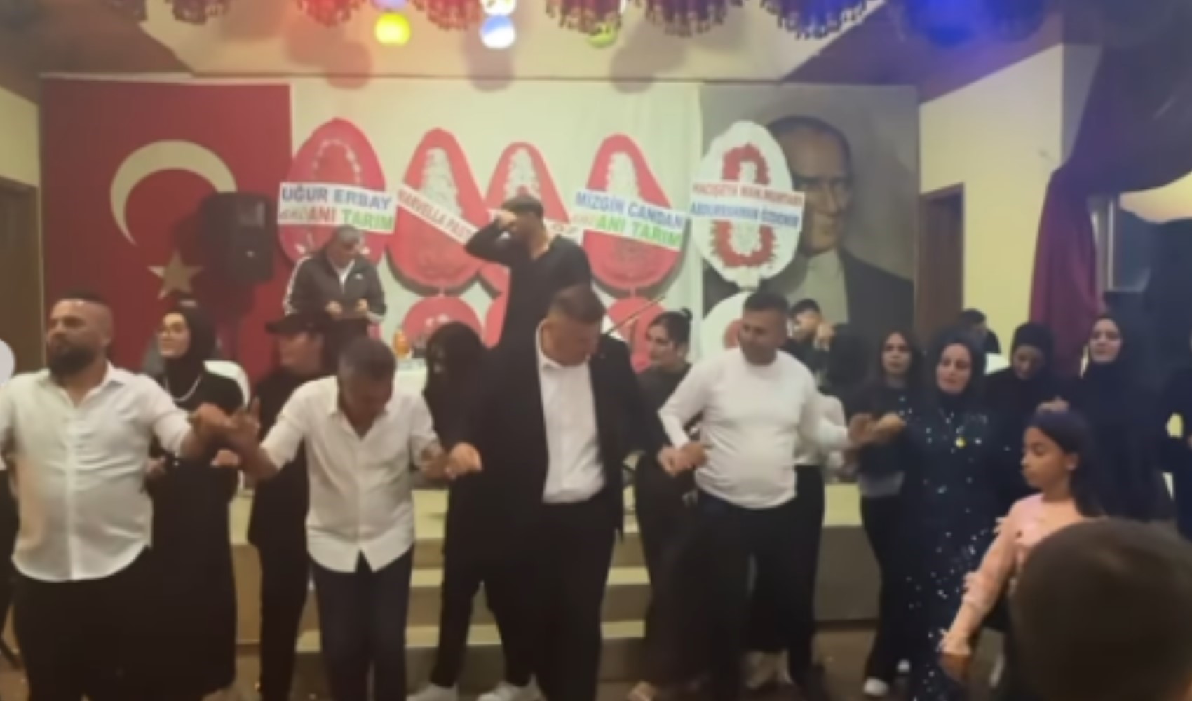 Türkiye şehitlerine ağlarken AKP'li Belediye Başkanı düğünde halay çekti