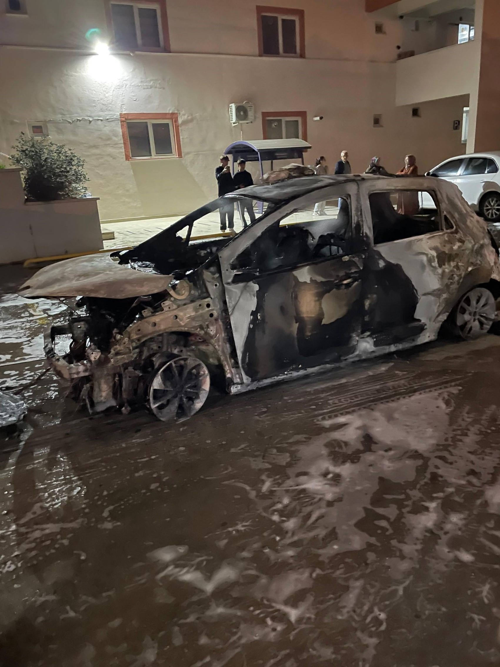 Elektrikli otomobil alev alev yandı