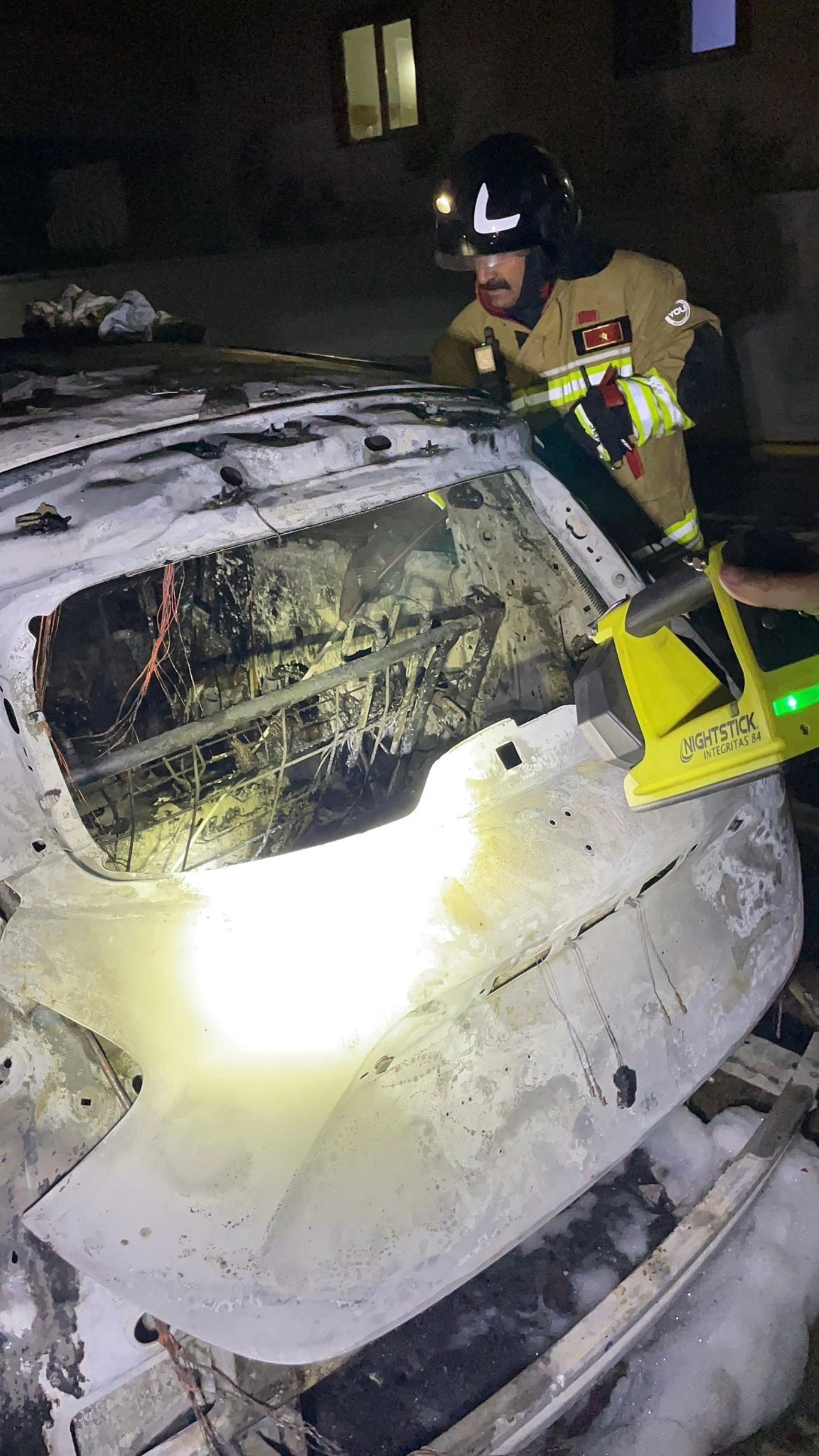 Elektrikli otomobil alev alev yandı