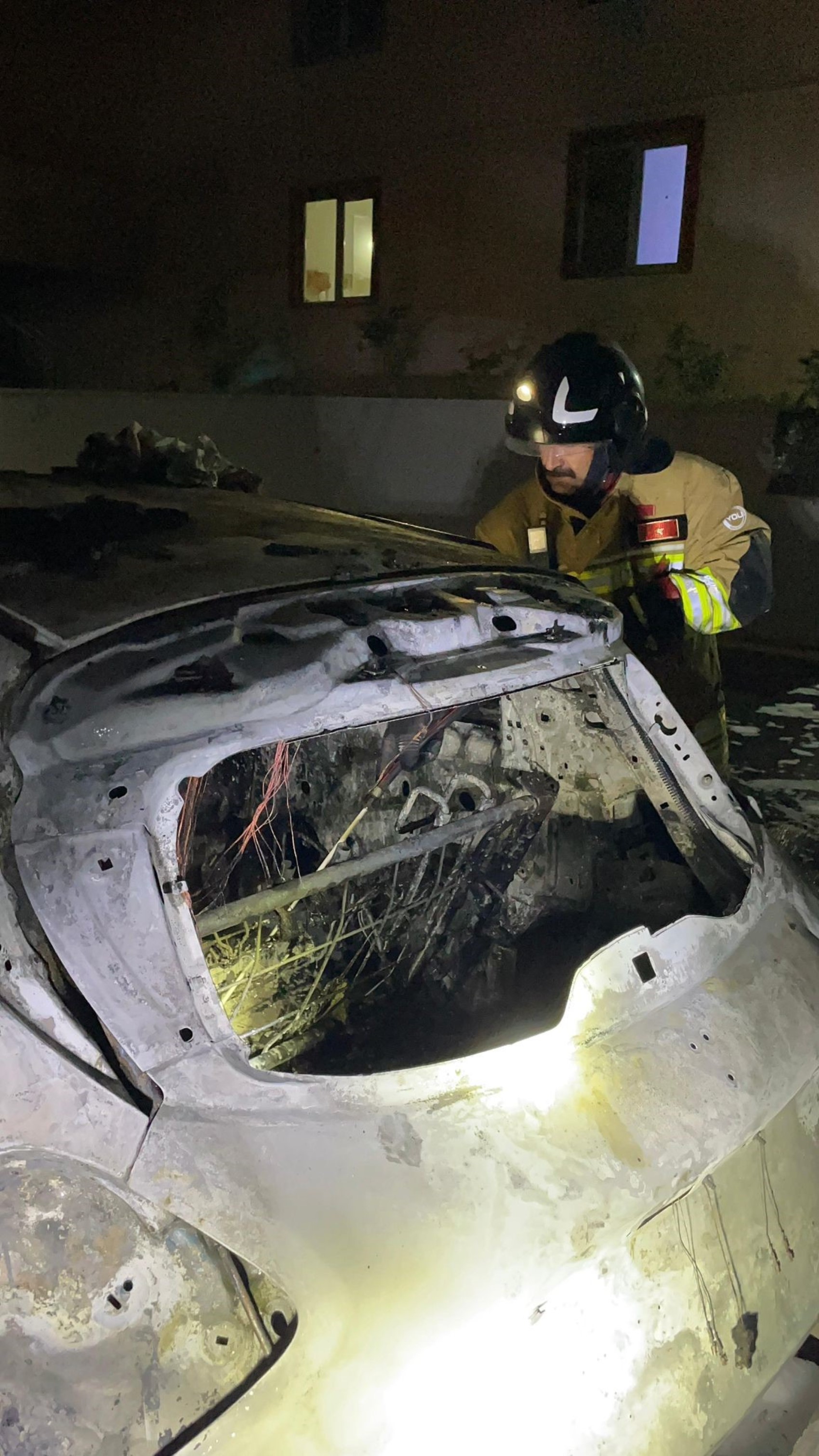 Elektrikli otomobil alev alev yandı