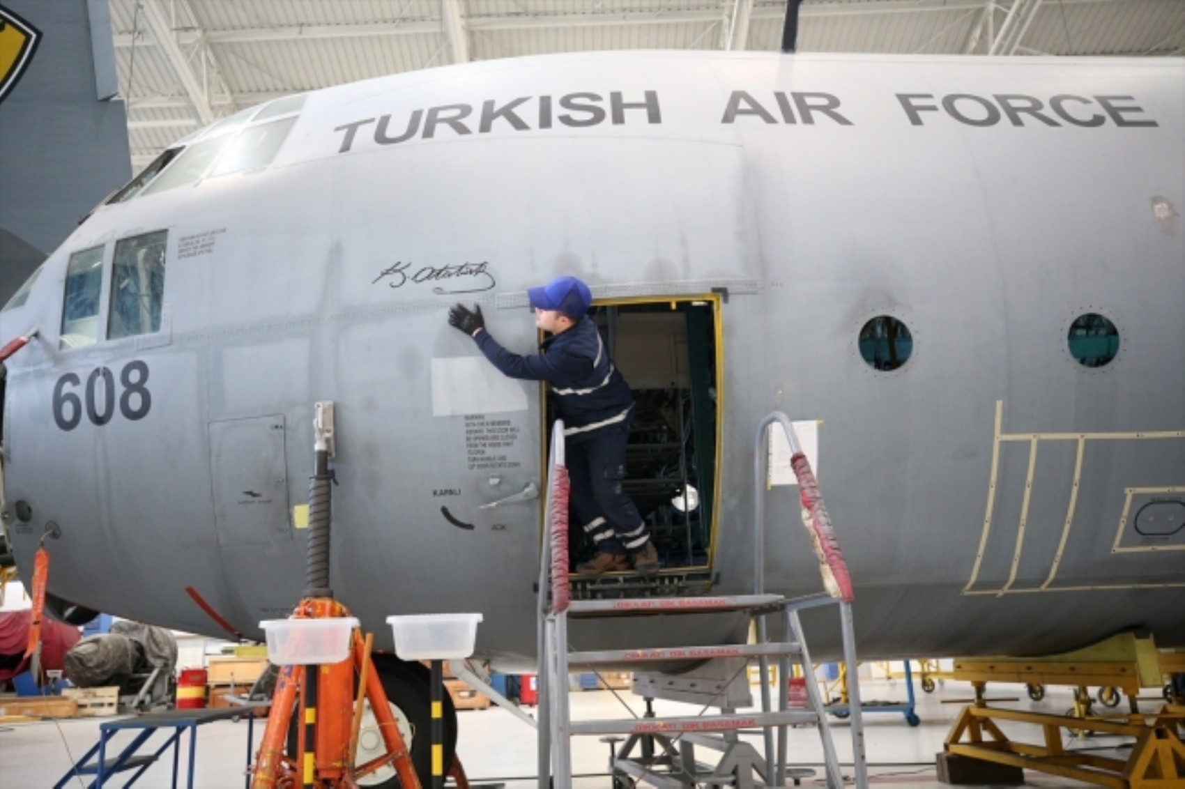 Herkesin merak ettiği o soru yanıtını buldu: Kargo uçağının içinden bakın ne çıktı!
