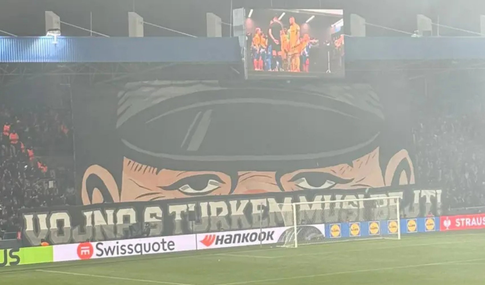 UEFA'dan skandal karar: Fenerbahçe maçında ırkçı pankart açan Viktoria Plzen'e ödül gibi ceza