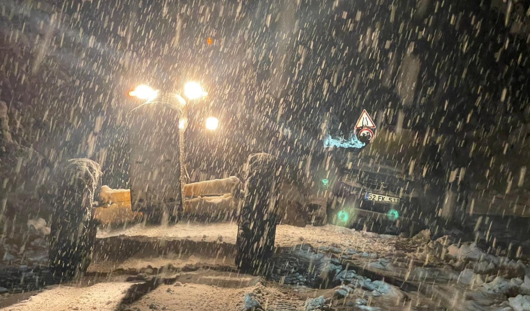 Ordu-Sivas kara yolu kar yağışı nedeniyle ulaşıma kapandı