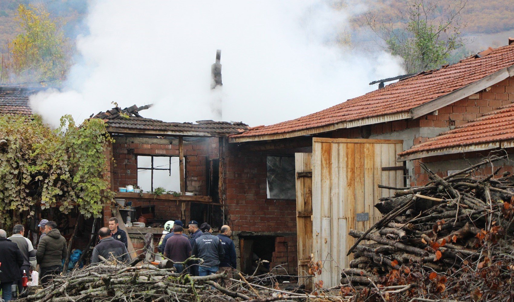 Evi yanan yaşlı çiftçinin biriktirdiği paralar ve eşyaları küle döndü
