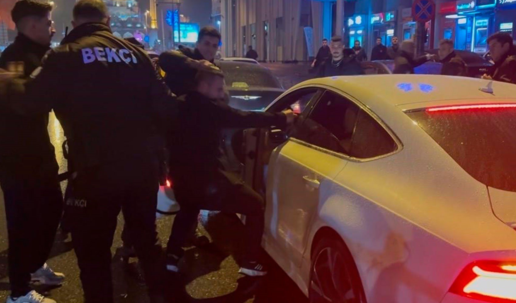 Kayseri'deki gece kulübünde müşteriye linç girişimi! Silah iddiası ortalığı karıştırdı...