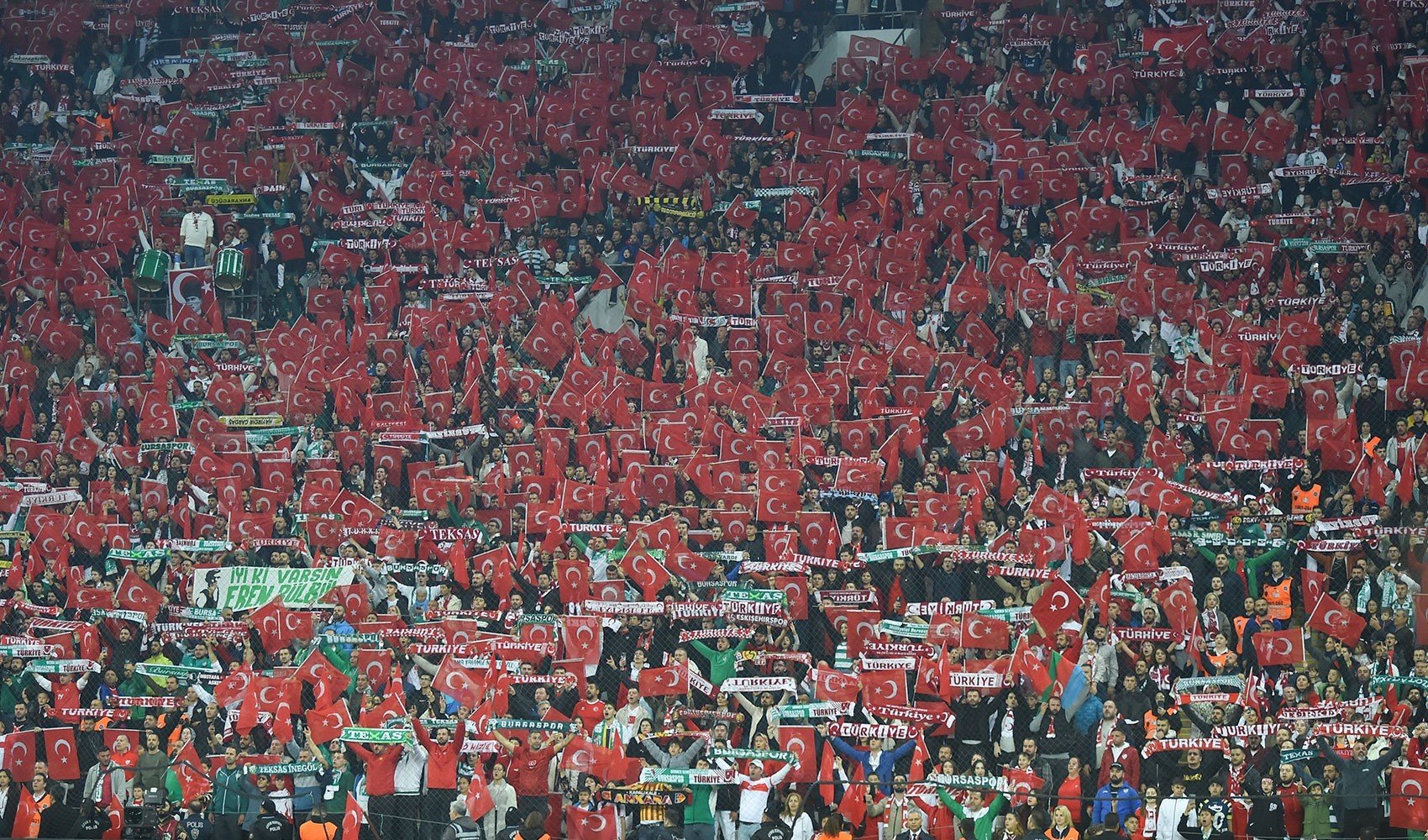 Kocaeli'den sonra Bursa'daki milli maçta da Öcalan protestosu