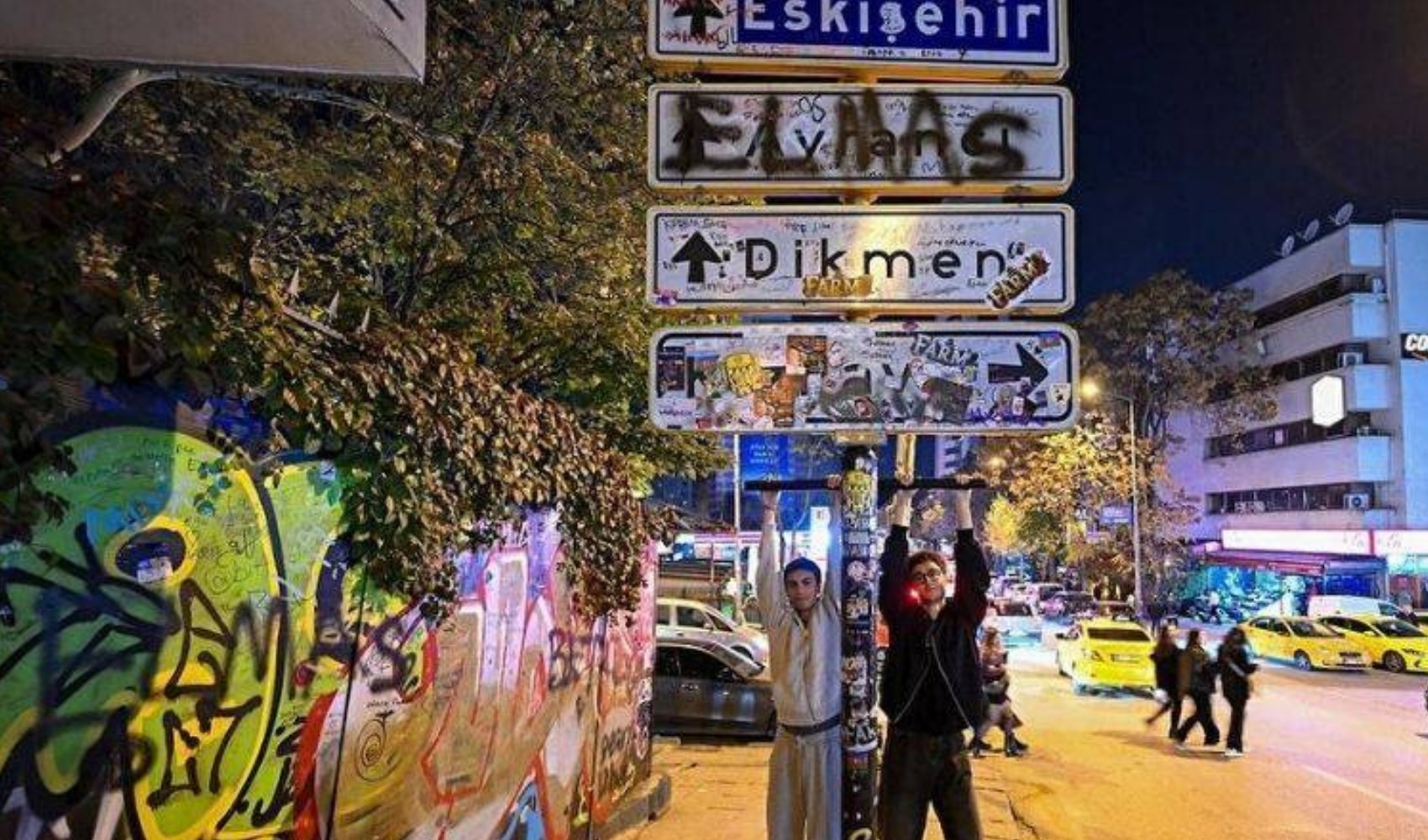 Kızılay tabelasında fotoğraf çekilirken bıçaklama iddiası! Ambulans olay yerine geldi