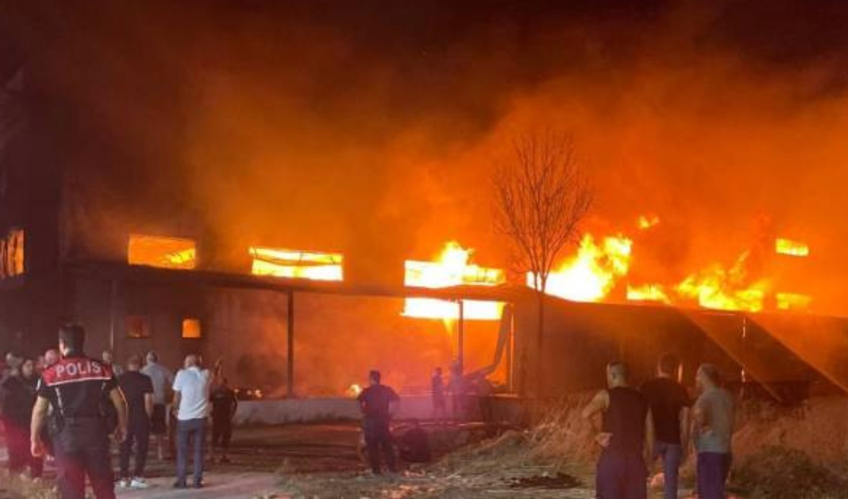 Antalya’da depoda çıkan yangında çok sayıda mobilya kül oldu