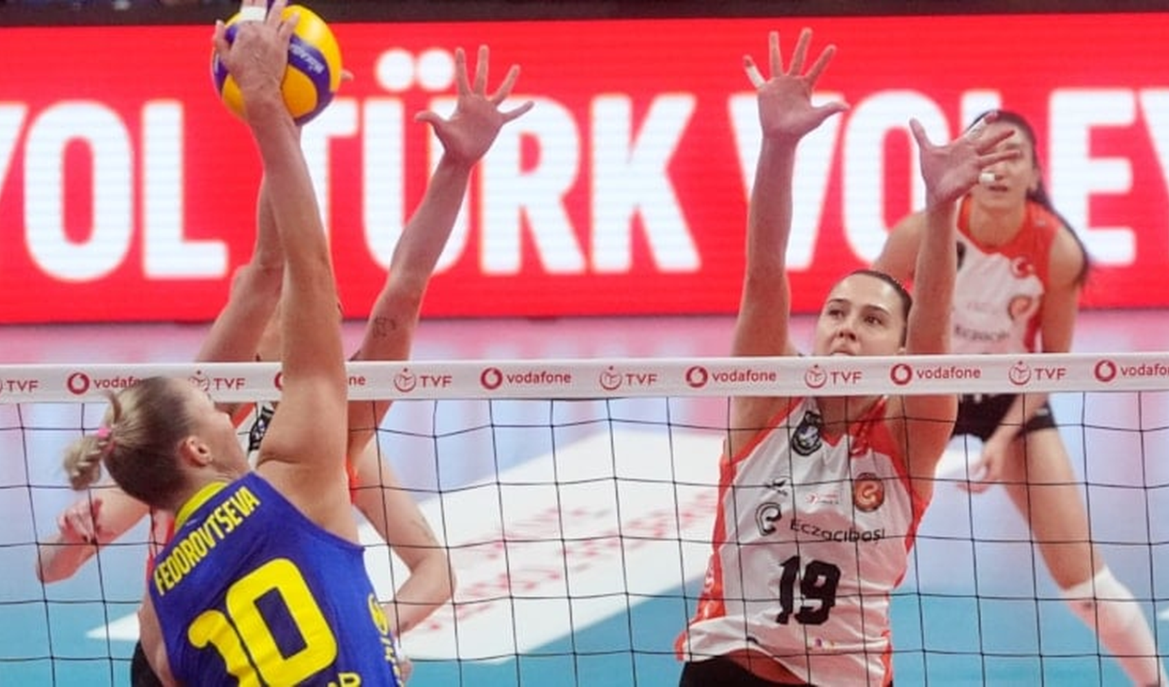 Voleybol derbisinin galibi Fenerbahçe