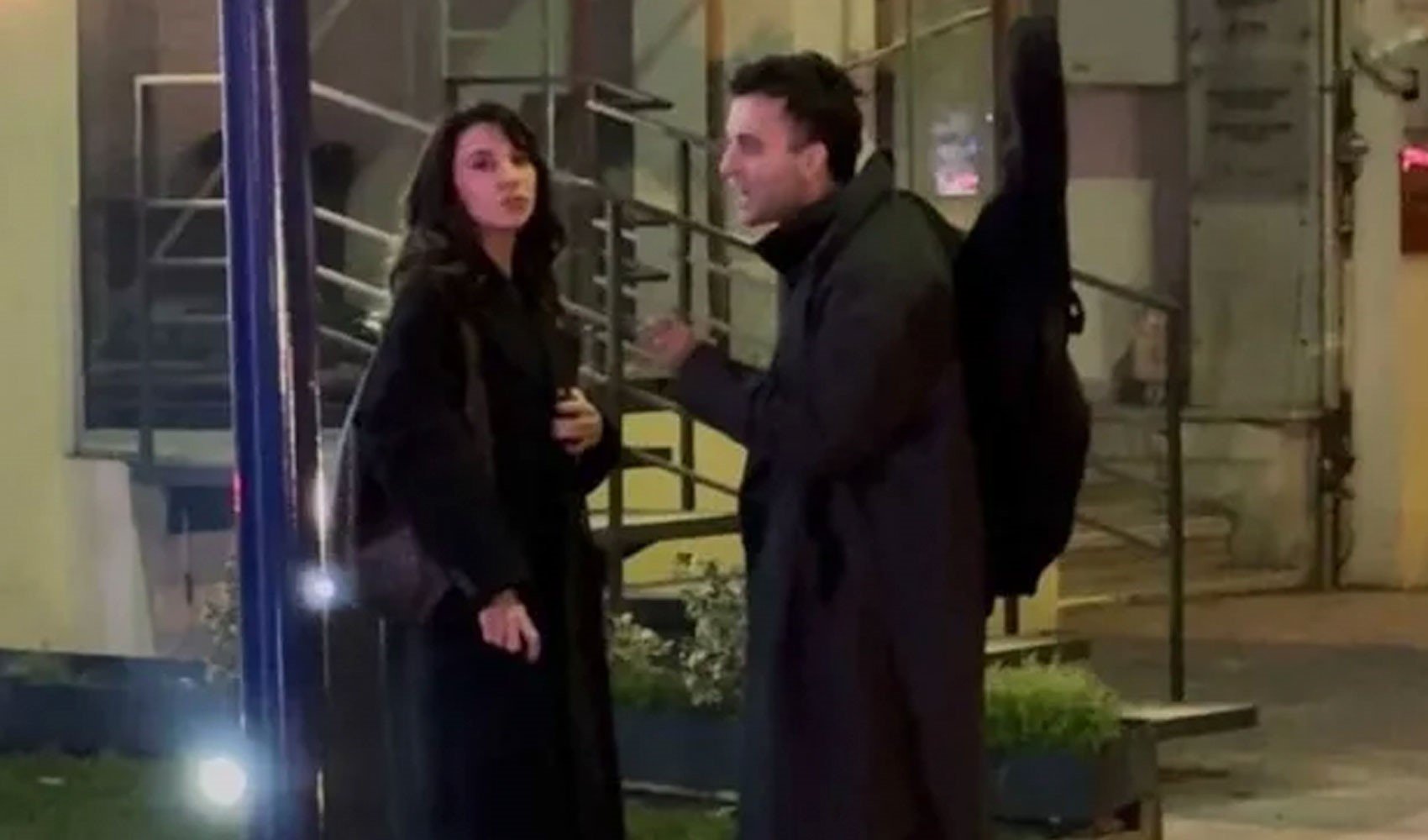 Ünlü çift sokak ortasında önce kavga etti, sonra el ele poz verdi: 'Bıktım artık senden'