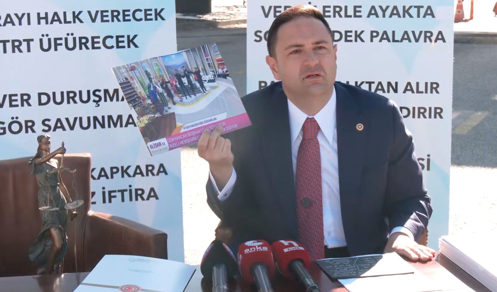 CHP'li Akdoğan'dan TRT'nin önünde protesto