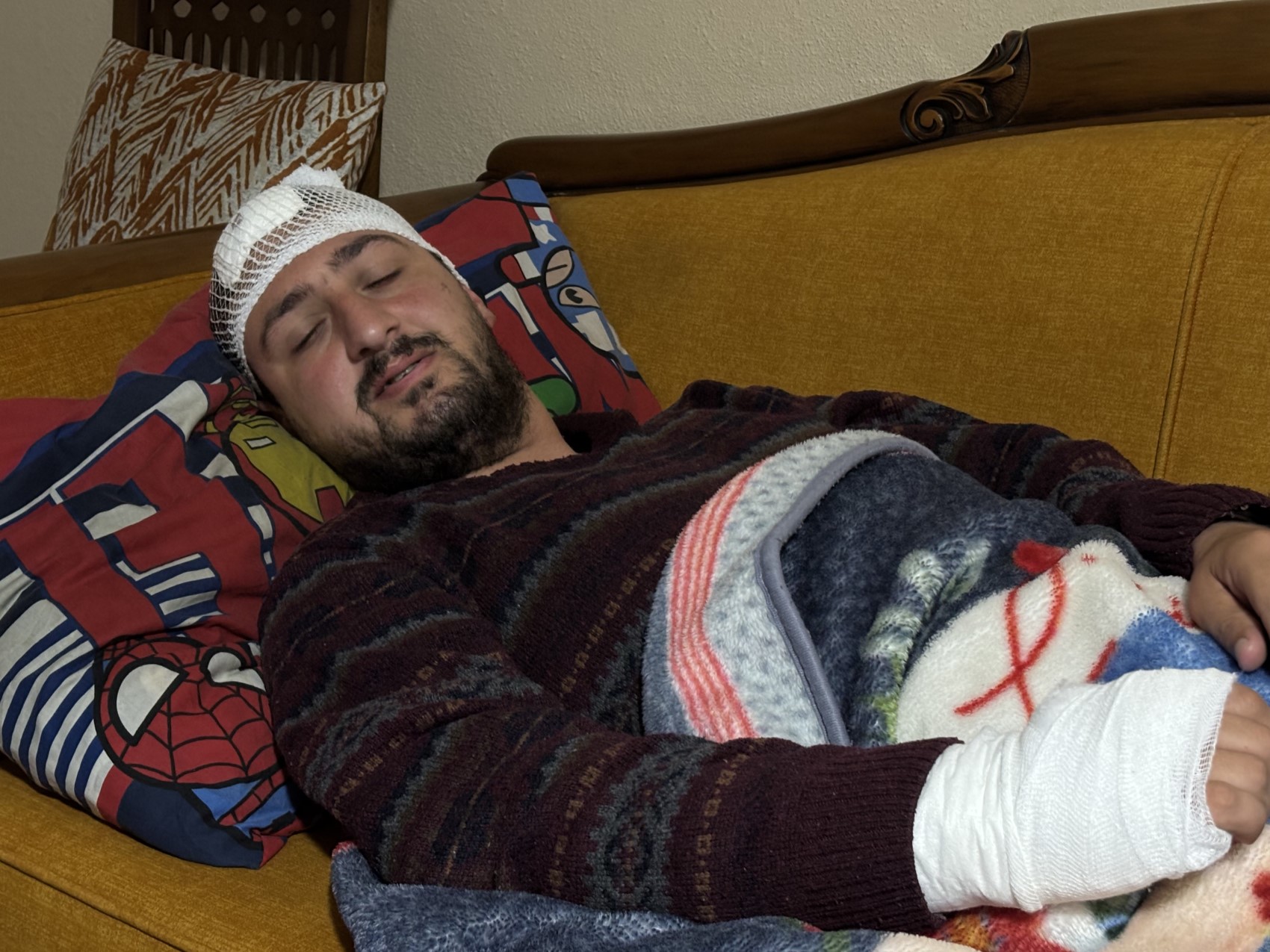 Otizmli şahıs odunluğa baktı diye odunla darbedildi