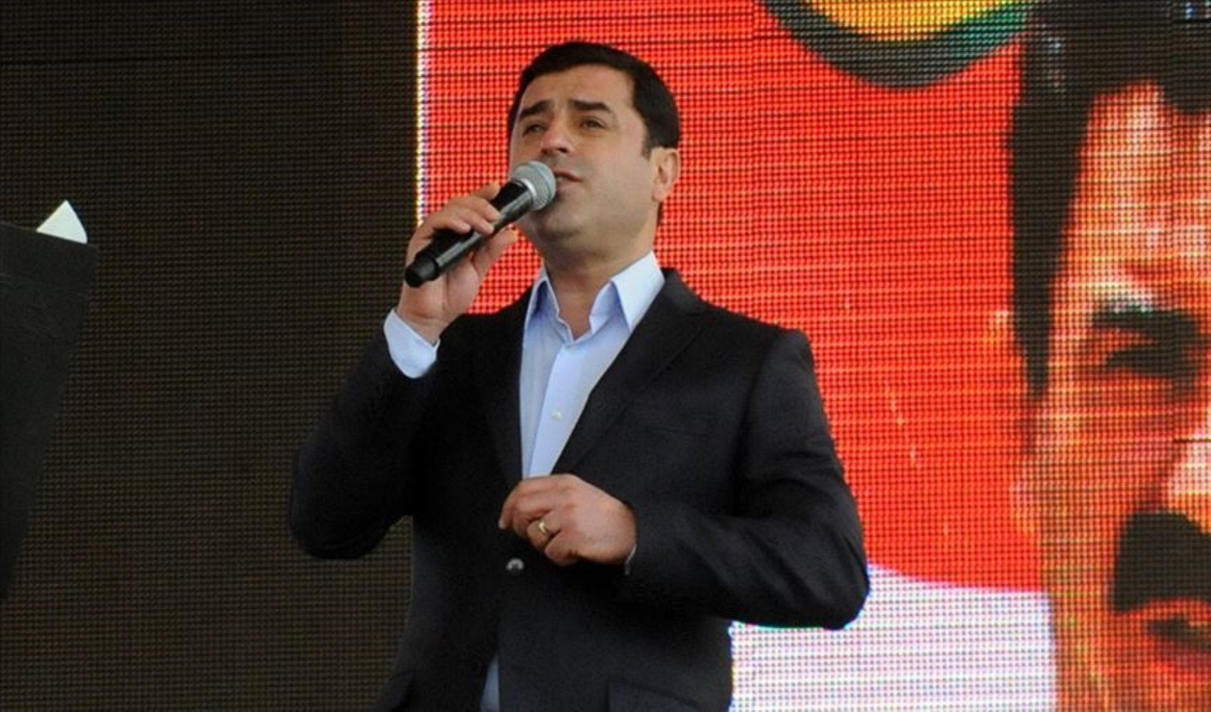 İmralı tartışması sürerken CHP’den eş zamanlı hamle: Özel’in Demirtaş ziyareti gündemde