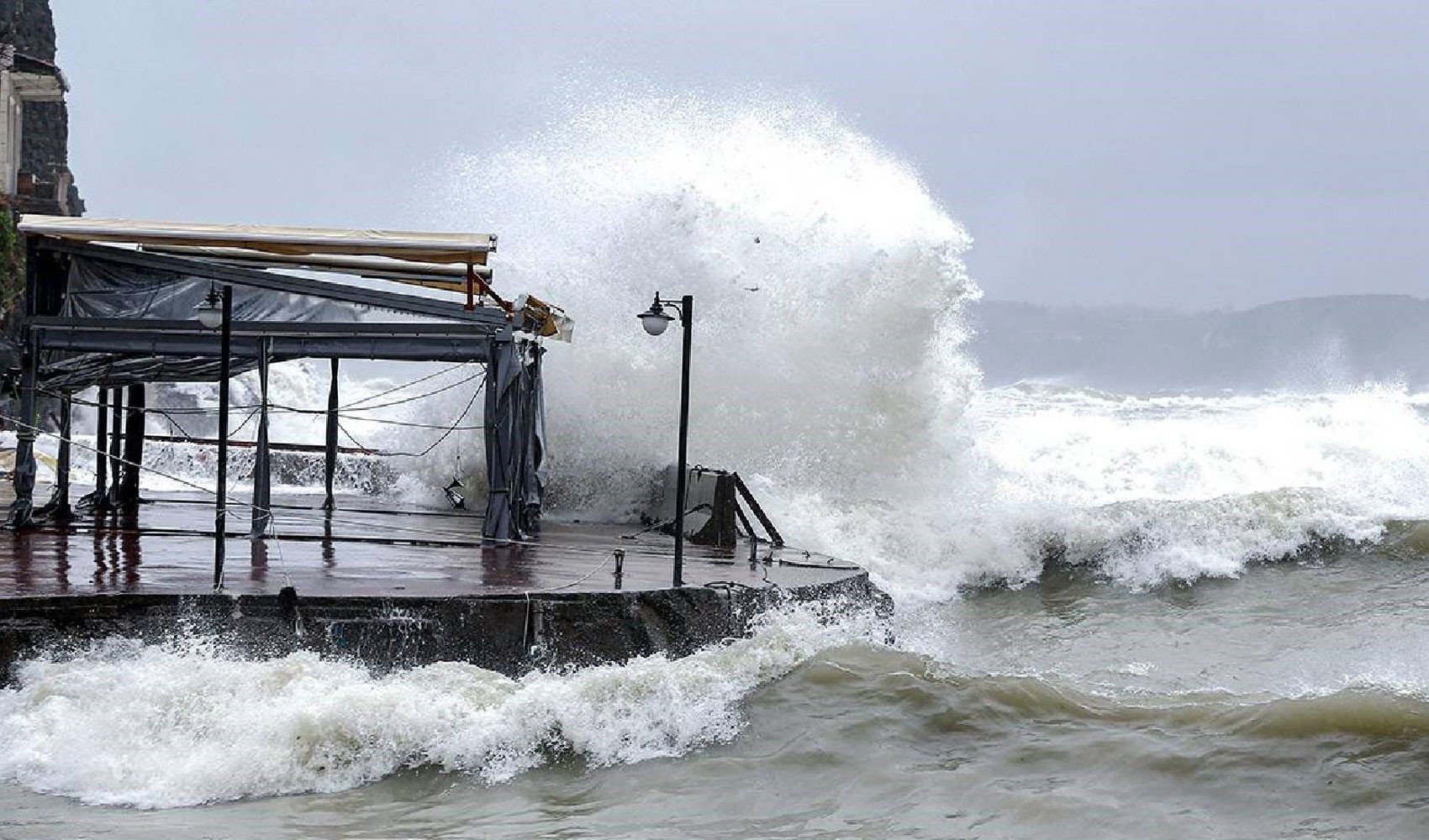 Bu kentlerde yaşayanlar dikkat: Meteoroloji'den fırtına ve sağanak uyarısı geldi! İşte il il 18 Kasım Salı hava durumu...