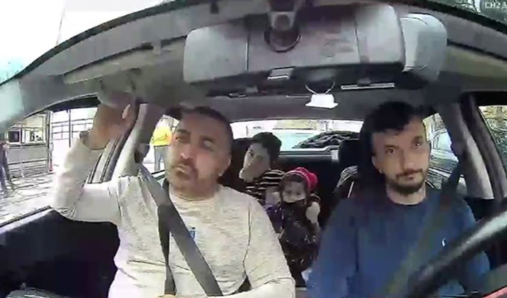 Böcek ailesinin taksideki görüntüleri araç içi kamerasına yansıdı: Aile üyelerinin fenalaştığı görülüyor