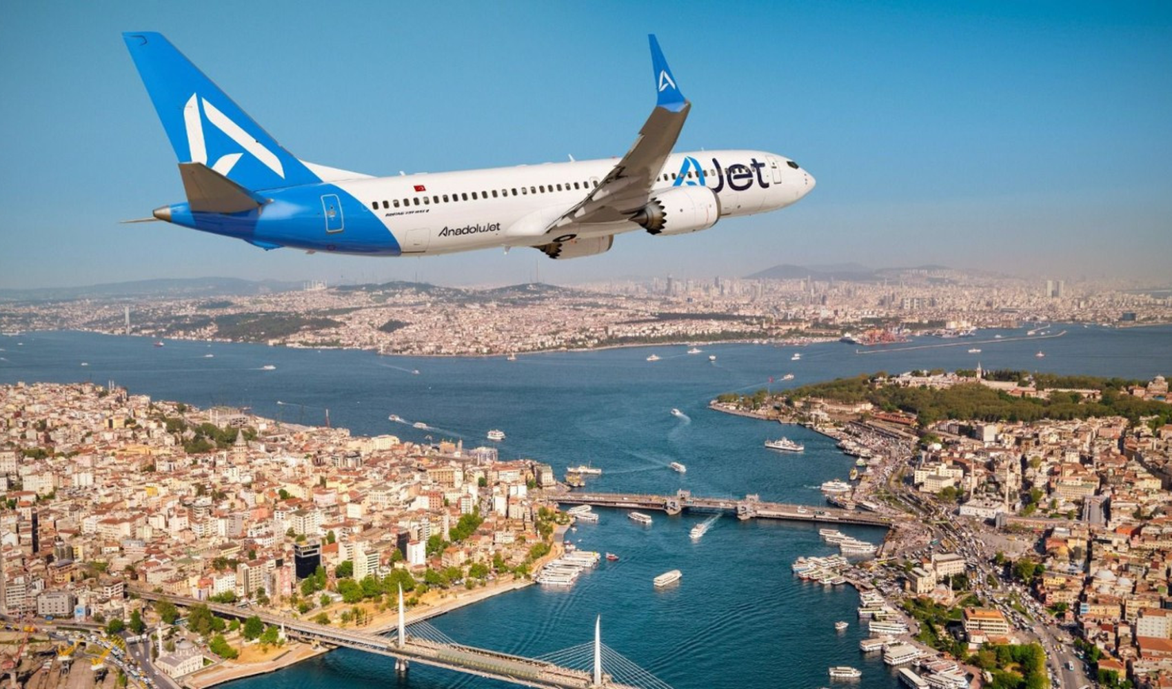 İstanbul semalarında uçan AJet uçağı