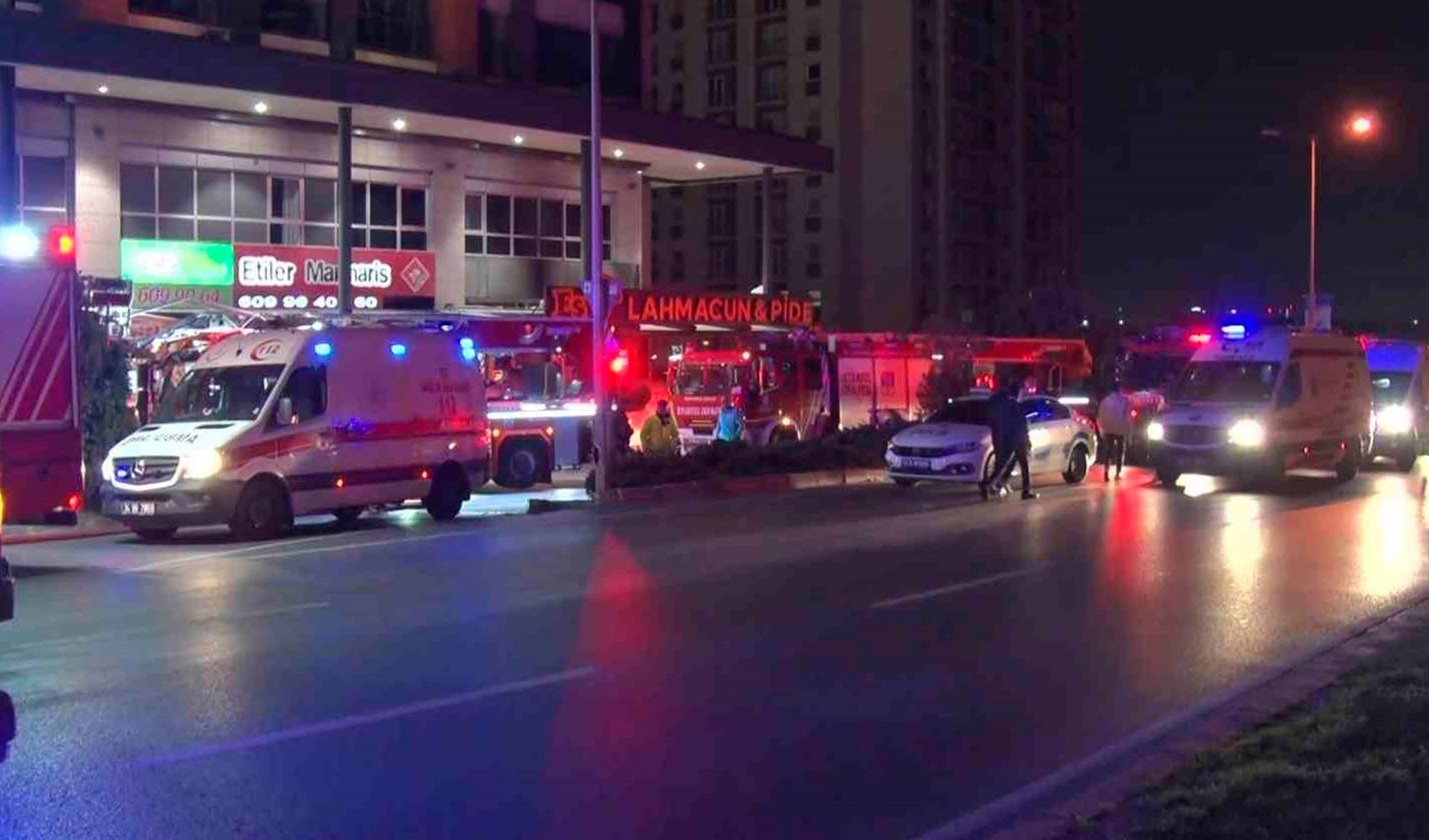 İstanbul'da 27 katlı otelde yangın paniği! 4 kişi hastaneye kaldırıldı