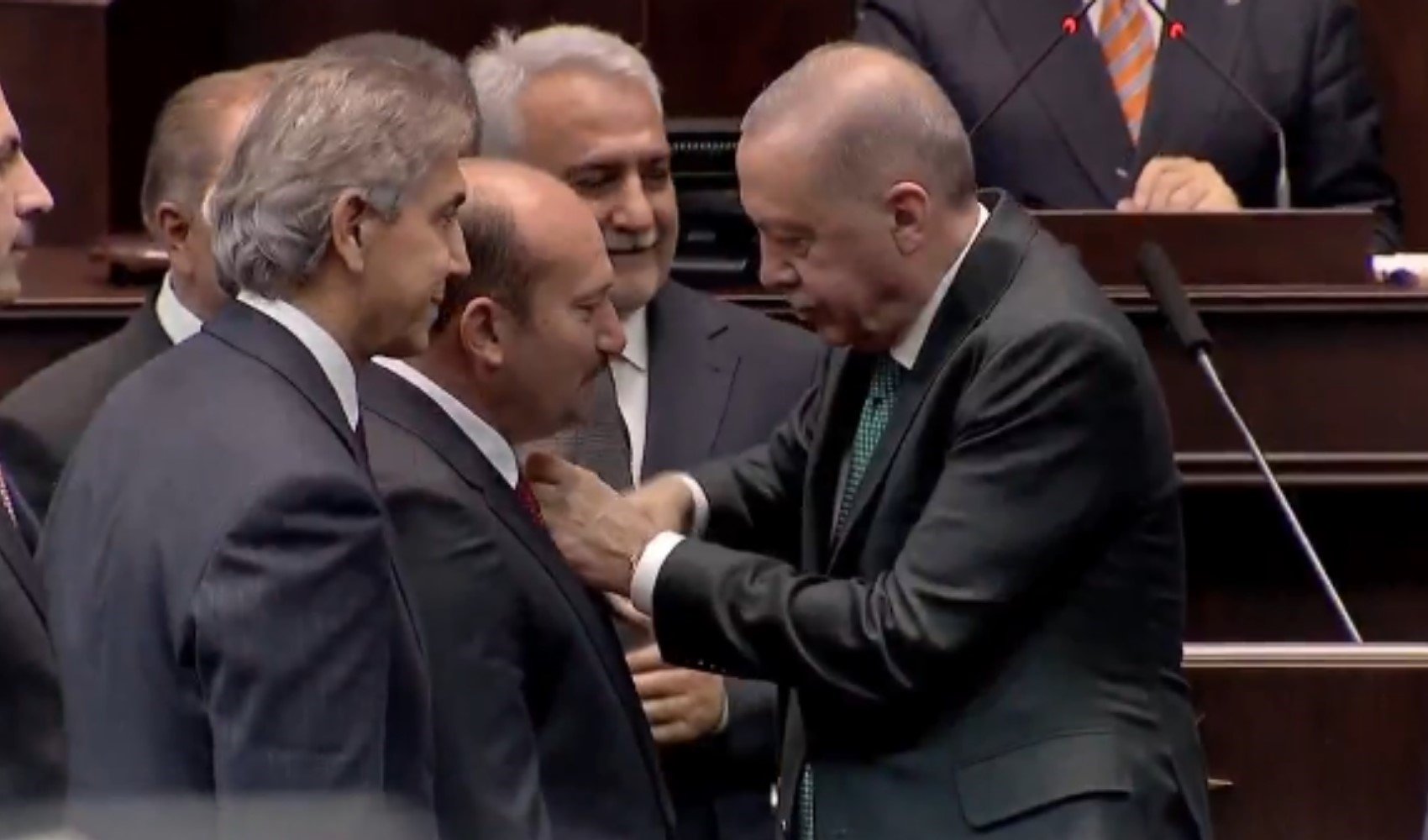 AKP'ye bir transfer daha... CHP'den AKP'ye geçen ismin rozetini Erdoğan taktı