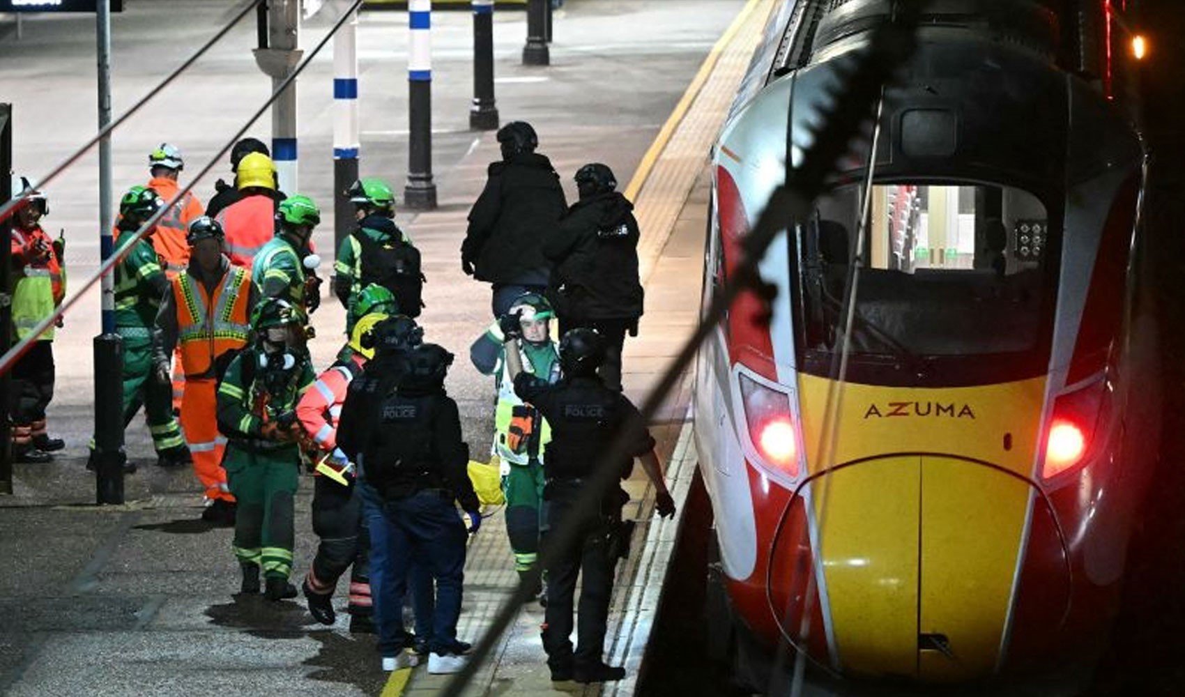 İngiltere'deki trende ortalığı kana bulayan saldırı! Terör şüphesiyle 2 gözaltı var