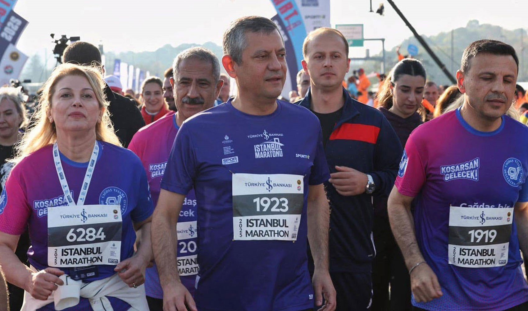 Özgür Özel İstanbul Maratonu'nda koştu: 'İlk sandıkta Türkiye'nin yönetimini alacağız'