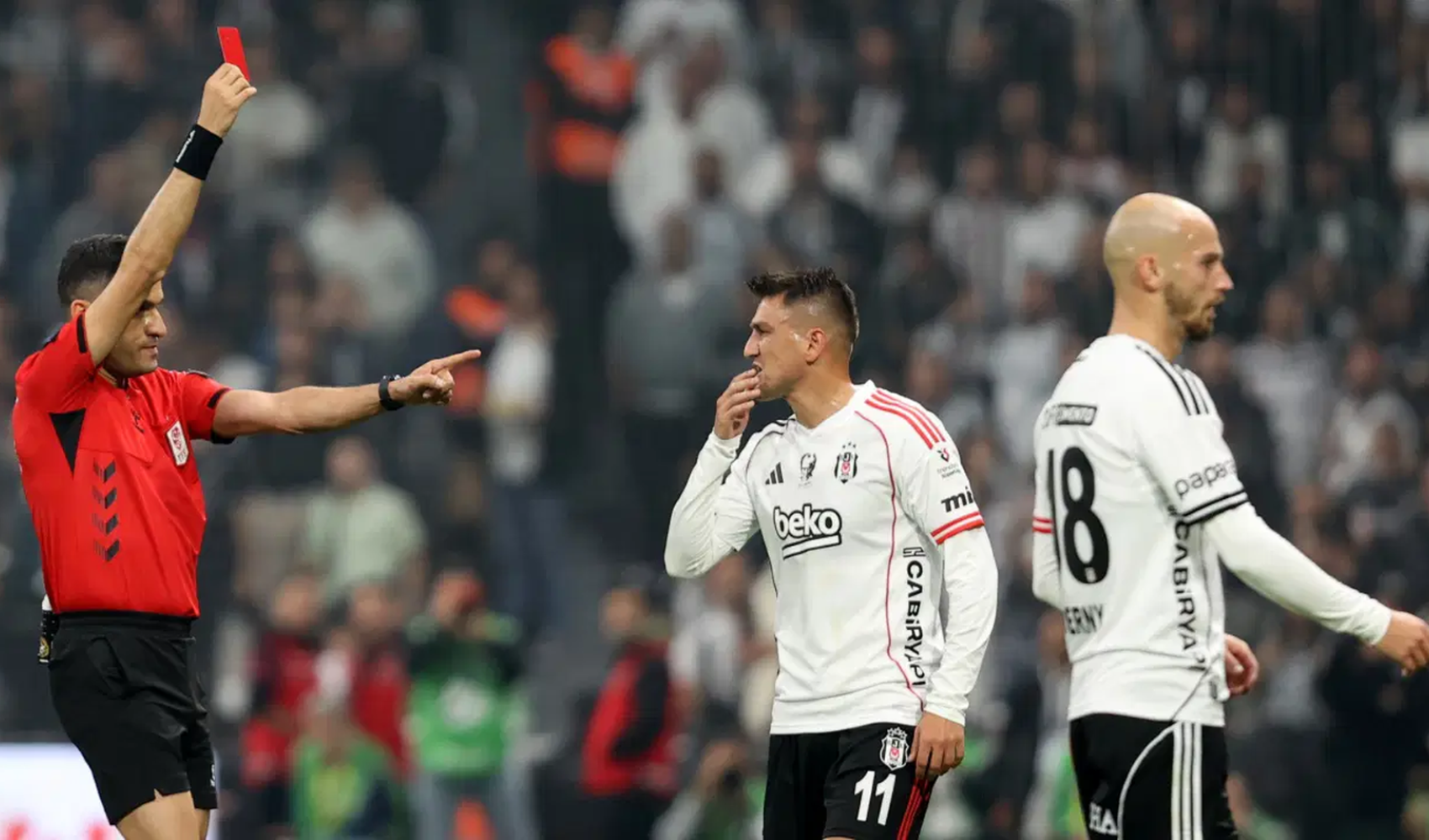 Taraftarlardan derbinin hakemine 'bahis yapsana' tezahüratı