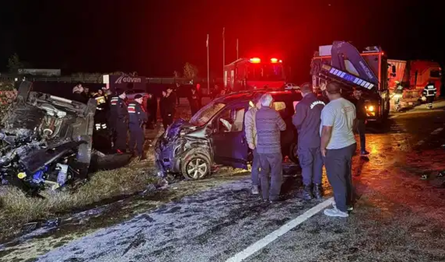 Edirne'de trafik kazası: Can kaybı ve yaralılar var