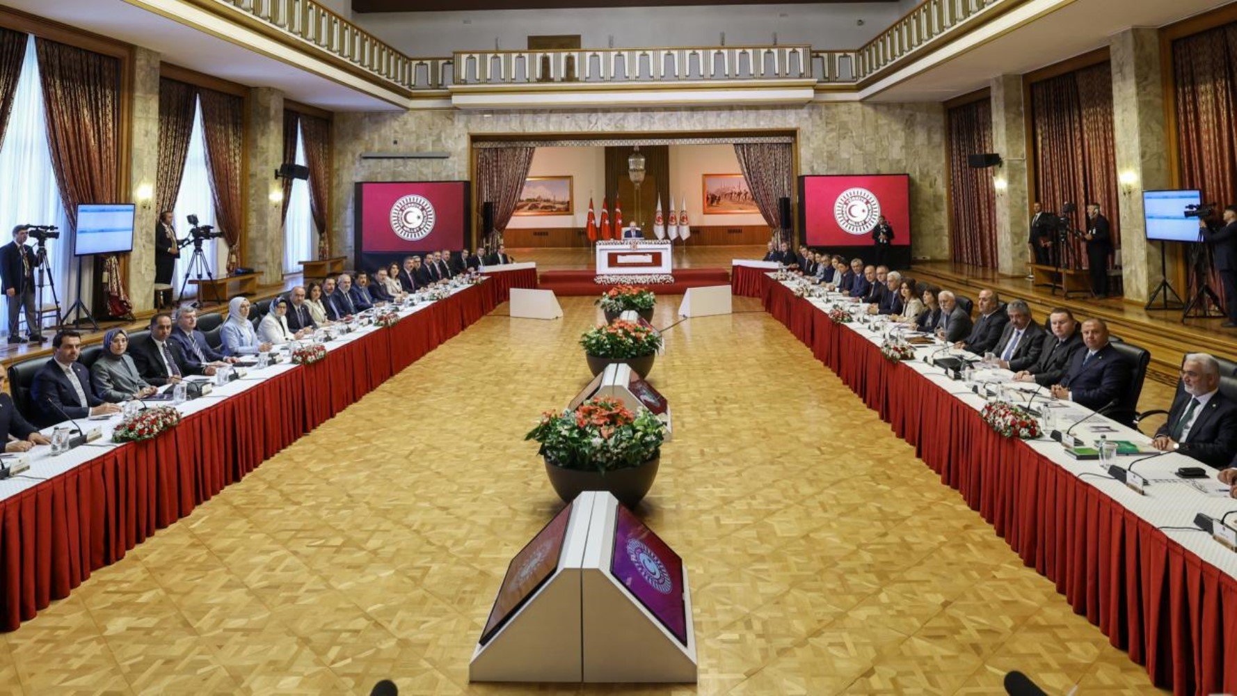 CHP’de İmralı’ya gitmek isteyen vekiller belli oldu! Son karar Özgür Özel’de…