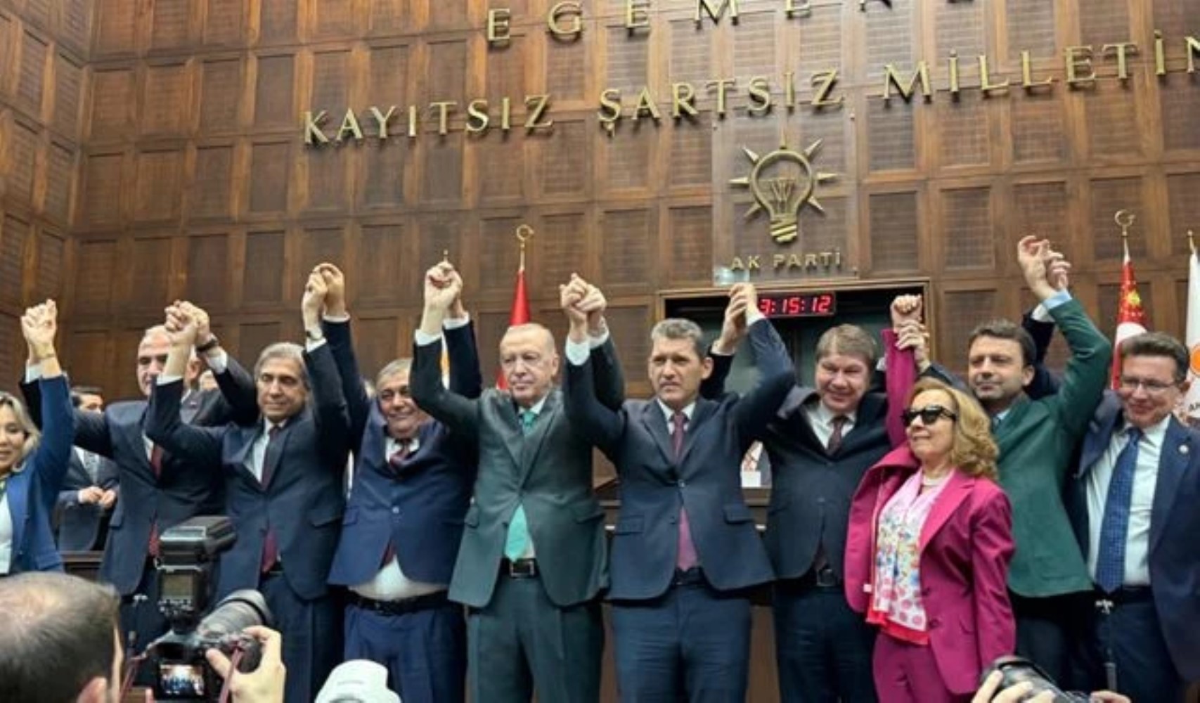 Rozetini Erdoğan'dan alarak AKP'ye katılan İsa Yıldırım tam 8 kez parti değiştirmiş!