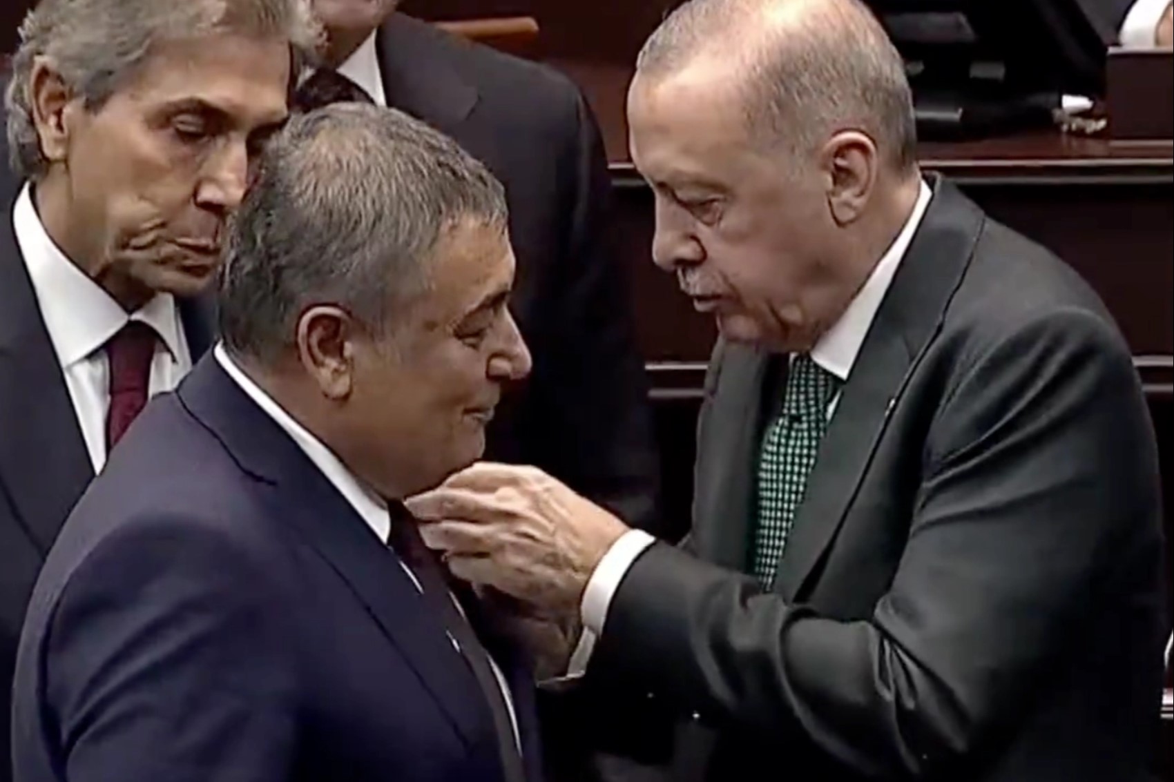 Rozetini Erdoğan'dan alarak AKP'ye katılan İsa Yıldırım tam 8 kez parti değiştirmiş!
